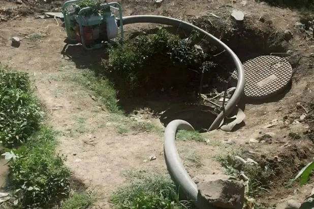 مضخة مياه تُستخدم للسحب من شبكة الصرف الصحي وري المزروعات في إب (إكس)