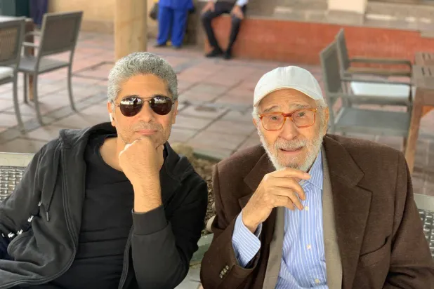 الفنان الراحل عبد الرحمن أبو زهرة مع نجله أحمد (حساب أحمد على فيسبوك)