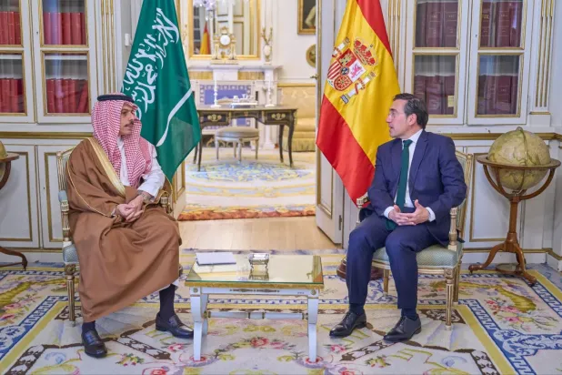 Suudi Arabistan Dışişleri Bakanı Prens Faysal bin Ferhan, Madrid’de İspanyol mevkidaşı José Manuel Albares ile yaptığı görüşmeler sırasında (İspanya Dışişleri Bakanlığı)