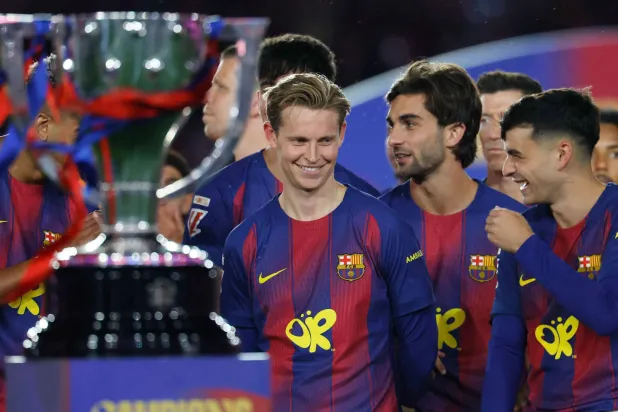 حصد دي يونغ 3 ألقاب للدوري الإسباني مع برشلونة آخرها الأحد الماضي