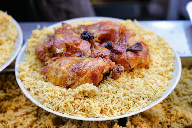 طبق كبير من الأرز مع الدجاج (بيكسلز)