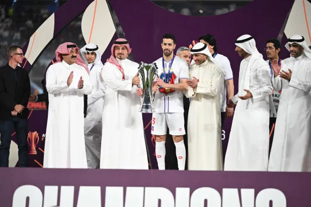 ياسر المسحل خلال تتويجه الكويت الكويتي باللقب (الاتحاد الآسيوي)