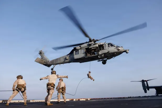8 Mayıs'ta amfibi hücum gemisi USS Tripoli'de bir Seahawk helikopterinden halatla atlama eğitimi tatbikatı sırasında ABD Deniz Piyadeleri (AFP)
