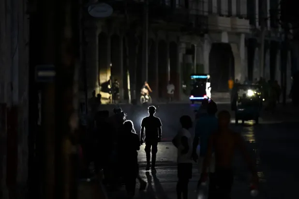 Havana genelinde son zamanlarda elektrik kesintileri önemli ölçüde arttı ve birçok mahalle günde 20 ila 22 saat elektriksiz kalıyor (AFP)