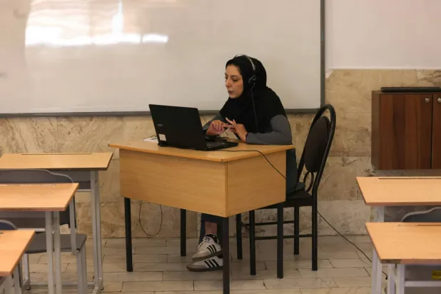Tahran’daki bir kız okulunda çevrimiçi ders veren İranlı bir öğretmen (AFP)