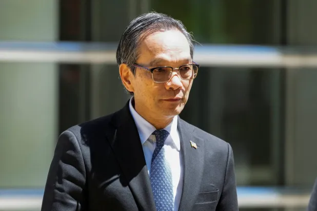 المواطن الأميركي لو جيان وانغ المتهم بإدارة مركز الشرطة (رويترز)