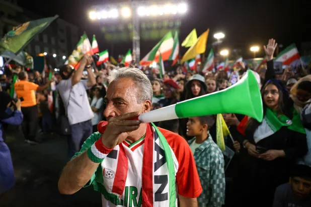 إيران تودِّع منتخب كأس العالم باحتفال حاشد رغم استمرار المخاوف (رويترز)