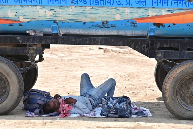 09 May 2026, India, Prayagraj: A man sleeps under a water tanker on a hot day. Photo: Prabhat Kumar Verma/ZUMA Press Wire/dpa