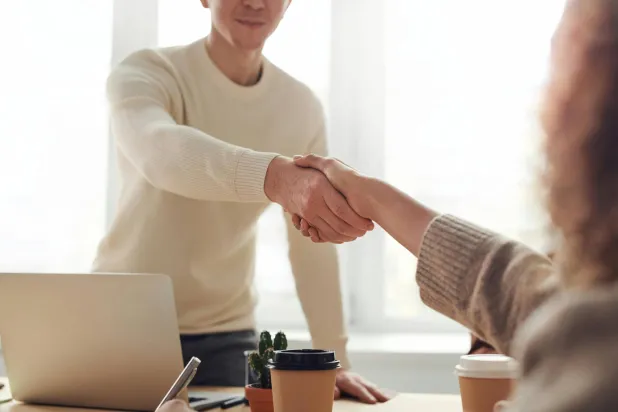 الشك بالنفس قد يتجلى في أشكال سلوكية مختلفة مثل محاولة إرضاء الآخرين باستمرار (بيكسلز)
