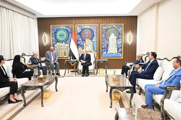 رئيس مجلس القيادة الرئاسي اليمني استقبل في الرياض مسؤولاً أممياً (سبأ)