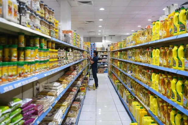 إحدى أسواق المنتجات الغذائية في السعودية (واس)