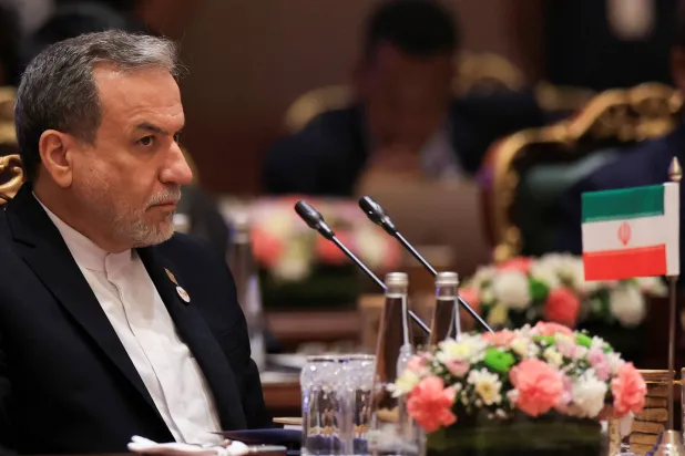 وزير الخارجية الإيراني عباس عراقجي يحضر اجتماع وزراء خارجية دول مجموعة بريكس في قاعة «بهارات ماندابام» في نيودلهي، الخميس (رويترز)