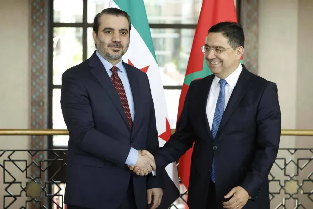 وزير الخارجية المغربي ناصر بوريطة يستقبل نظيره السوري لدى وصوله للاجتماع الرسمي في الرباط يوم 14 مايو 2026 (أ.ف.ب)