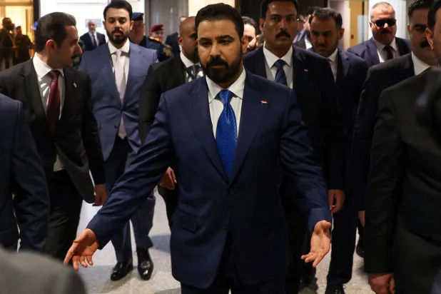 رئيس الوزراء العراقي المكلّف علي الزيدي يسير قبيل جلسة برلمانية للتصويت على الحكومة الجديدة في مقر البرلمان ببغداد في 14 مايو 2026 (رويترز)