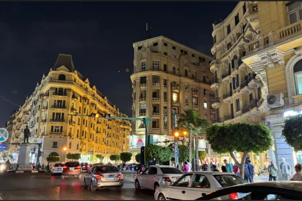 مصريون في منطقة وسط القاهرة ليلاً (الشرق الأوسط)