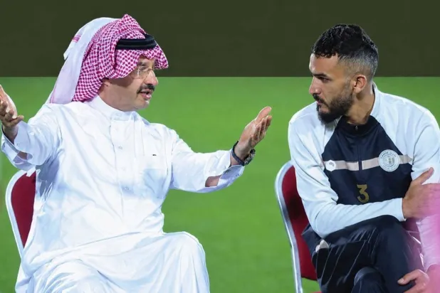 الأمير تركي بن طلال في حديث مع اللاعب عبد القادر بدران (إمارة عسير)