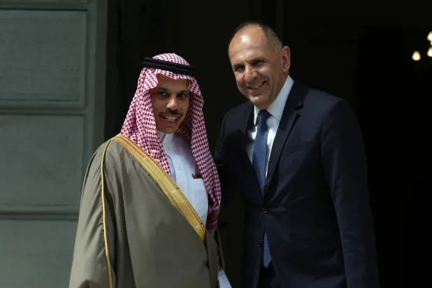 وزير الخارجية اليوناني جيورجوس جيرابيتريسيس مستقبلاً نظيره السعودي الأمير فيصل بن فرحان في أثينا الخميس (إ.ب.أ)