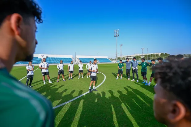 لاعبو الأخضر في محاضرة فنية قبل انطلاق التدريبات الأخيرة (المنتخب السعودي)
