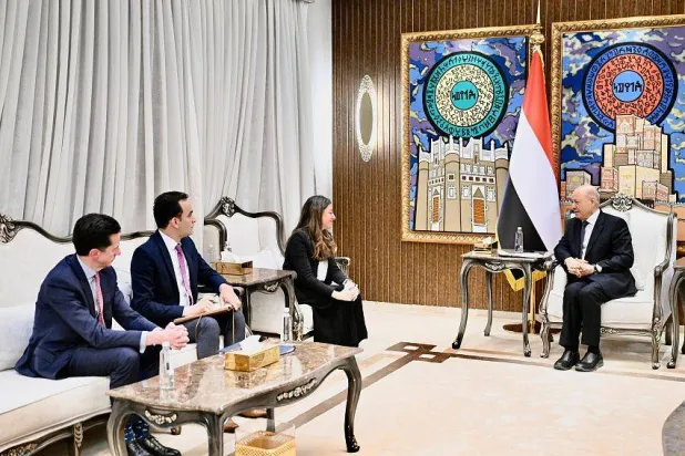 رئيس مجلس القيادة الرئاسي اليمني رشاد العليمي استقبل وفداً من المعهد الملكي البريطاني (سبأ)