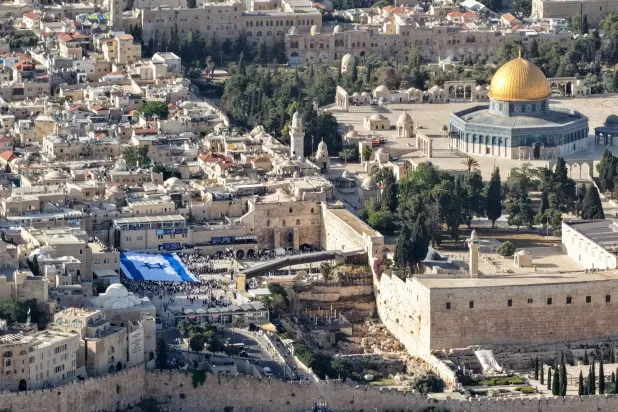 أدانت السعودية وجود علم الاحتلال في ساحات المسجد الأقصى بمدينة القدس (رويترز)