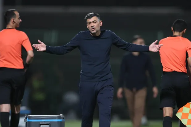 كونسيساو مدرب الاتحاد يتفاعل مع أحداث المباراة (تصوير: سعد العنزي)
