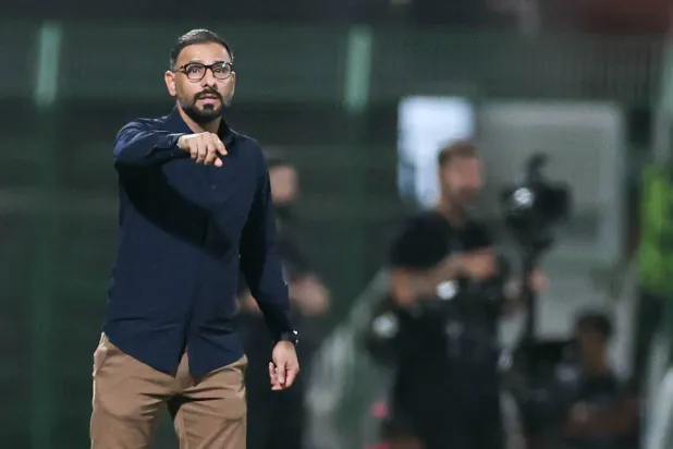 سعد الشهري يوجه لاعبيه خلال المباراة (تصوير: سعد العنزي)