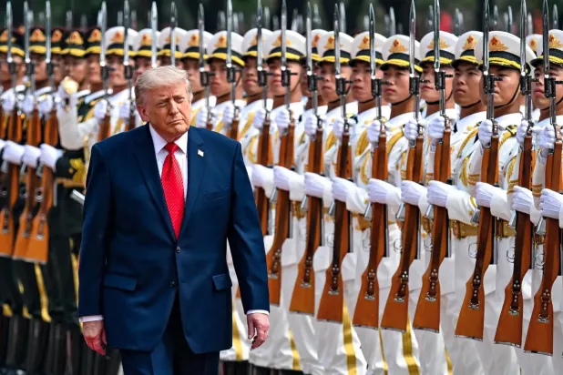 ABD Başkanı Donald Trump, Pekin'de Çin onur kıtasını selamladı (AP)