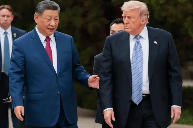ABD Başkanı Donald Trump (sağda), Pekin'deki Zhongnanhai Parkı'nı ziyaretinin ardından ayrılırken Çin Devlet Başkanı Şi Cinping (solda) ile birlikte yürüyor (AFP)