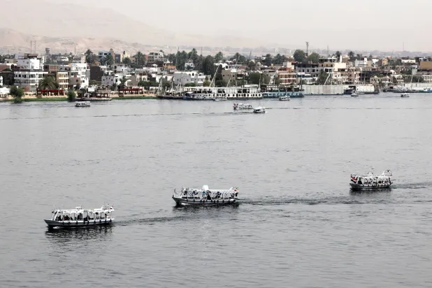 مراكب تمر في نهر النيل بمدينة الأقصر جنوب مصر (رويترز)