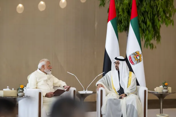 الشيخ محمد بن زايد آل نهيان رئيس دولة الإمارات مع ناريندرا مودي رئيس وزراء الهند خلال اللقاء في أبوظبي (وام)