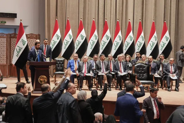 صورة وزعها المكتب الإعلامي لرئيس الوزراء العراقي تُظهر علي الزيدي وهو يتابع جانباً من التصويت على الحكومة الجديدة