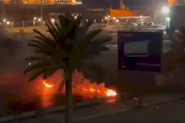 صدامات وإضرام نار في مبنى حكومي بطرابلس (وكالة الأنباء الليبية)