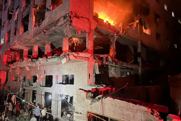 اندلع حريق في شقة سكنية بمدينة غزة بعد قصف إسرائيلي (رويترز)