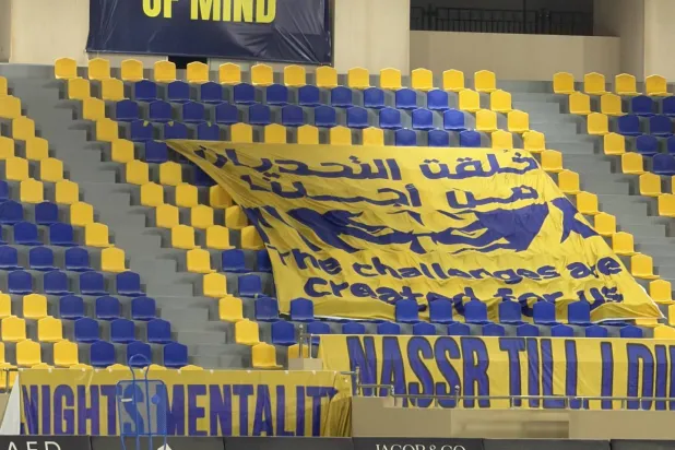 رسالة جماهير «النصر» للاعبيها كما بدت على مدرجات ملعب النادي (الشرق الأوسط)