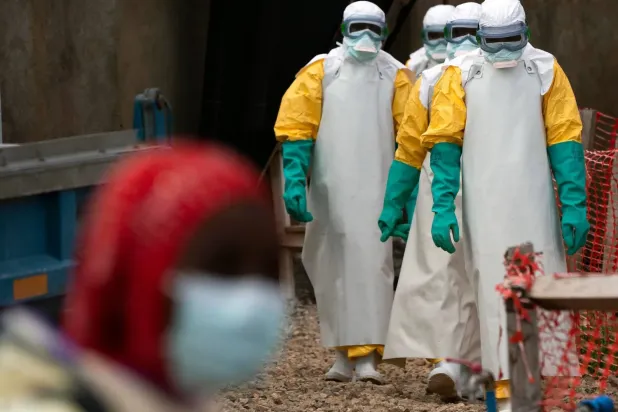 Kongo'daki bir Ebola tedavi merkezindeki sağlık çalışanları (Arşiv-AP)