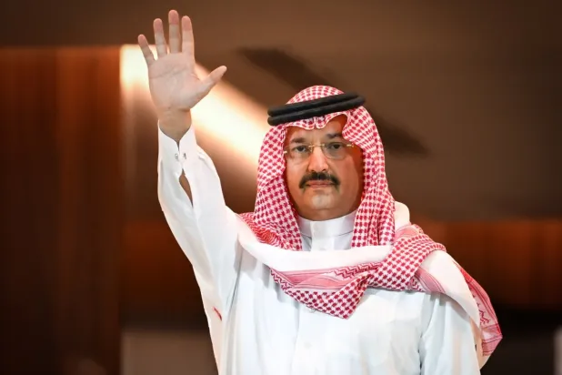 الأمير تركي بن طلال خلال حضوره مباراة ضمك والفيحاء في أبها (تصوير: علي خمج)