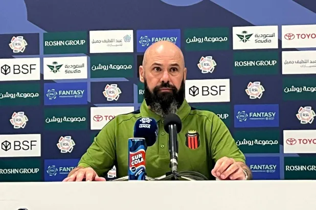 البرازيلي ماوريسيو دولاك مدرب فريق الرياض (الشرق الأوسط) 