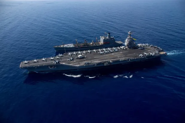Dünyanın en büyük ABD uçak gemisi USS Gerald Ford, bir ikmal gemisinin yanında seyrediyor (Arşiv- Reuters)
