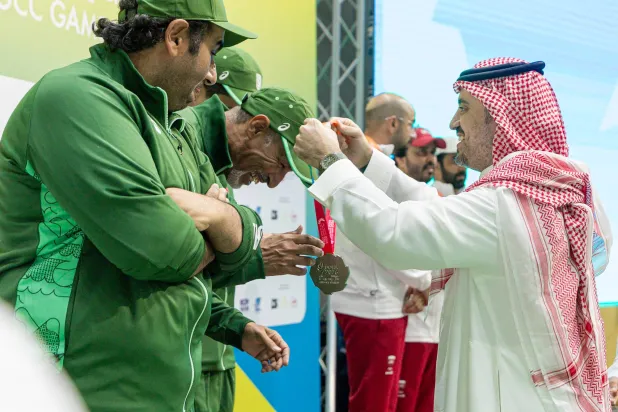 الأمير فهد بن جلوي لدى تتويجه أبطال الرماية (الشرق الأوسط)