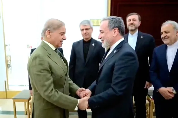 وزير الخارجية الإيراني عباس عراقجي التقى رئيس الوزراء الباكستاني شهباز شريف في إسلام آباد (رويترز)
