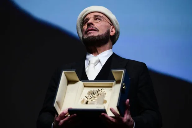 John Travolta with his honorary lifetime achievement Palme d'Or. Olivier CHASSIGNOLE / AFP
