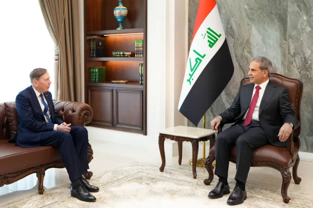 صورة وزعها مجلس القضاء الأعلى في العراق السبت لاستقبال رئيسه فائق زيدان الجنرال الأميركي ديفد بترايوس في بغداد