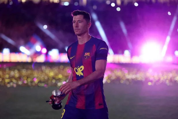 مهاجم برشلونة البولندي روبرت ليفاندوفسكي (رويترز)