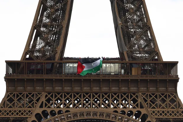 العلم الفلسطيني ببرج إيفل (رويترز)