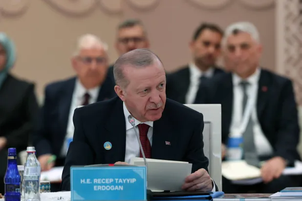 الرئيس التركي رجب طيب إردوغان يتحدّث خلال إلقاء كلمة في القمة غير الرسمية لقادة منظمة الدول التركية في كازاخستان الجمعة (الرئاسة التركية)