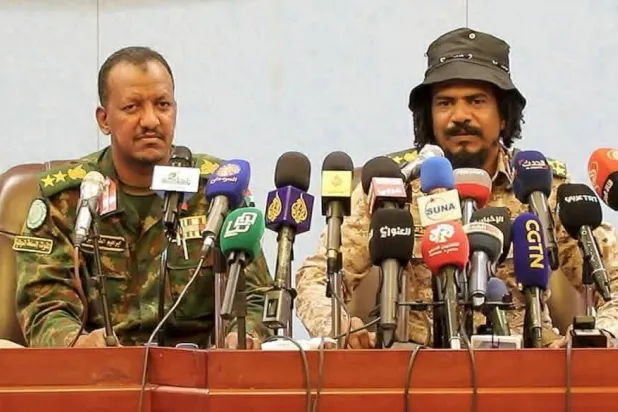 السافنا متحدثاً في المؤتمر الصحافي عن أسباب انشقاقه (وكالة السودان للأنباء/ سونا)