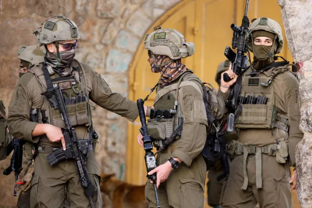  Israeli soldiers stand guard during a weekly settlers' tour in Hebron, in the Israeli-occupied West Bank, May 16, 2026. (Reuters)