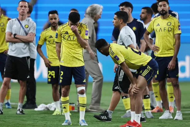 لاعبو النصر وحسرة بعد نهاية المباراة (رويترز)