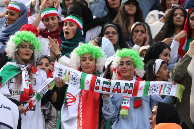 مشجعون للمنتخب الإيراني خلال مواجهة كوريا الشمالية في تصفيات مونديال 2026 العام الماضي (أ.ف.ب)
