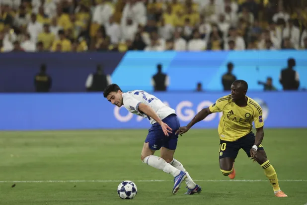 ماني في صراع على الكرة مع لاعب أوساكا دينيز هوميت (تصوير: عبدالعزيز النومان)